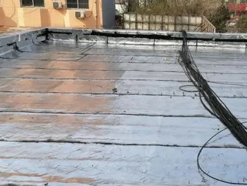 静安卫生间漏水维修公司分享下静安屋面楼顶防水刚性防水层施工要点。